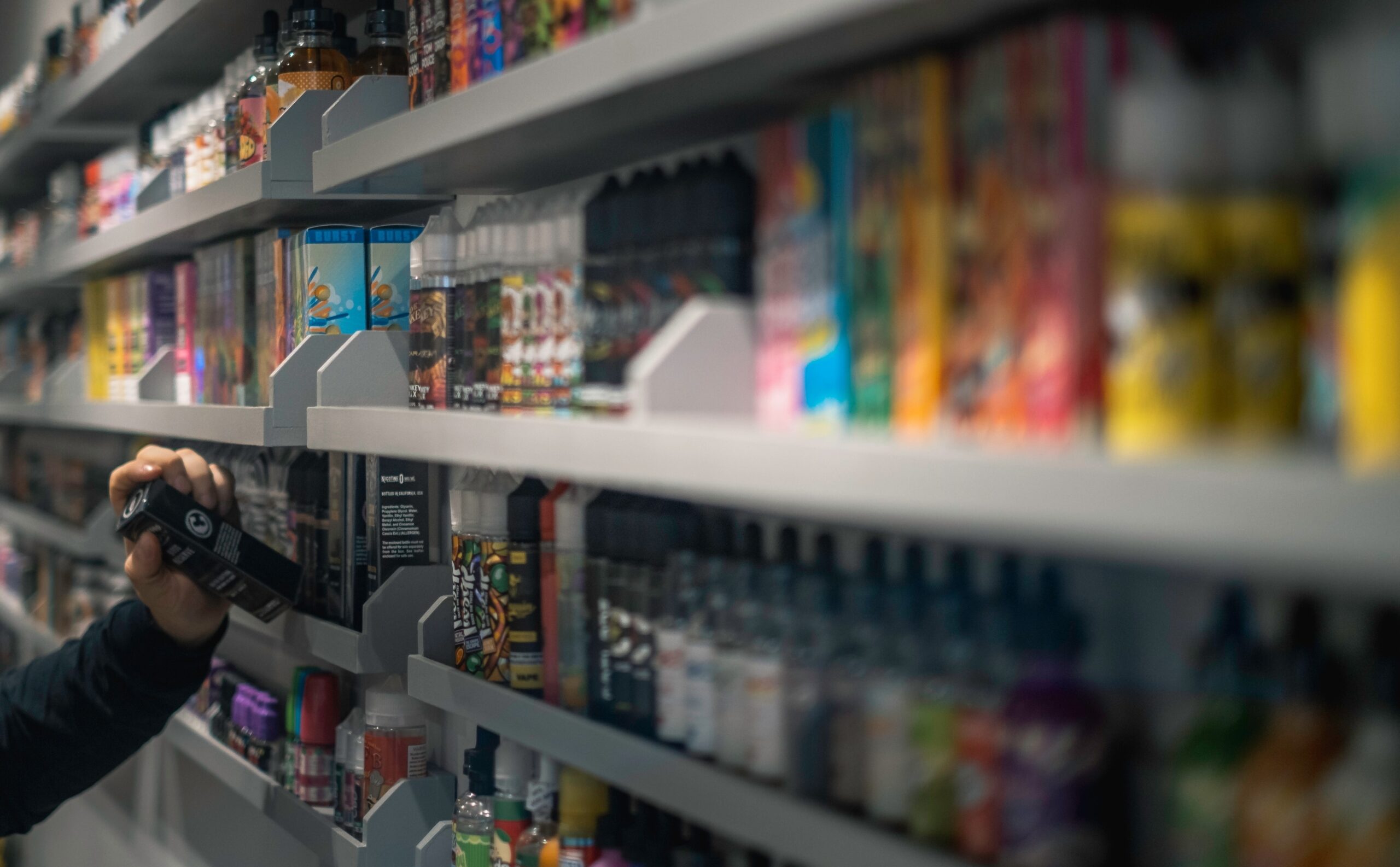 Fin des vapes jetables et des puffs en 2024 au Royaume-Uni